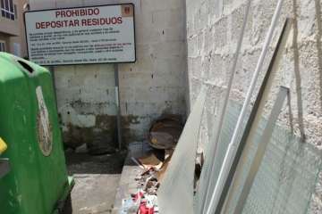 Restos de material con amianto en diversos puntos del municipio (Foto TA)